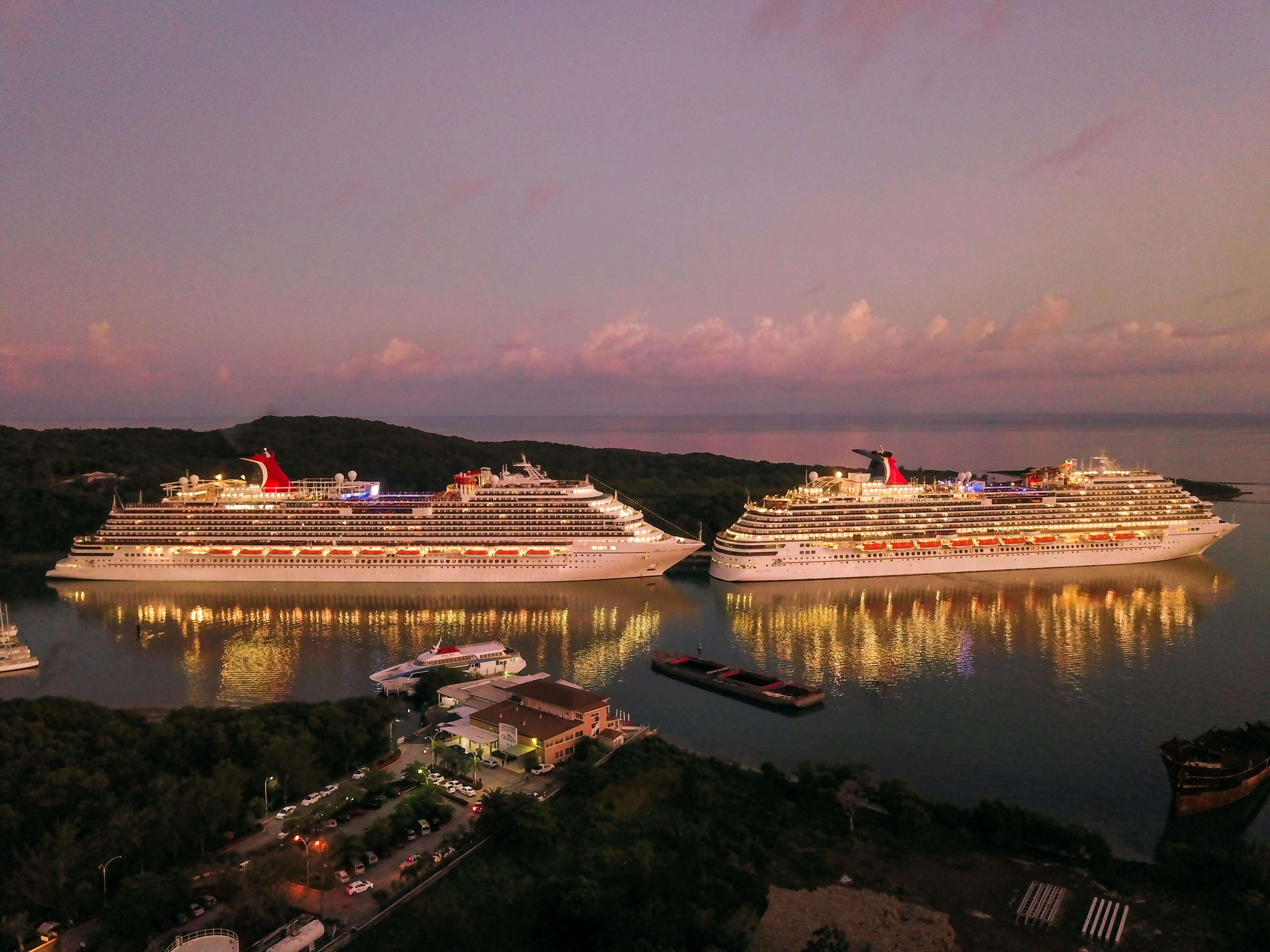 Some People enjoying cruise dinner with us
